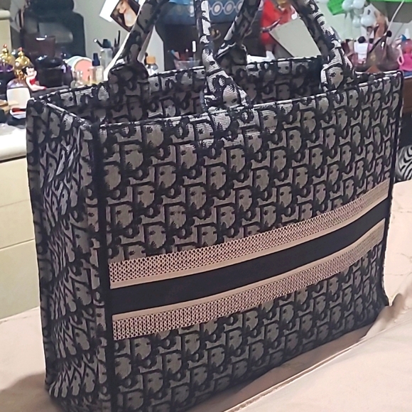 Beutiful  cd blue bag large size( Price  Firm) - Picture 2 of 11